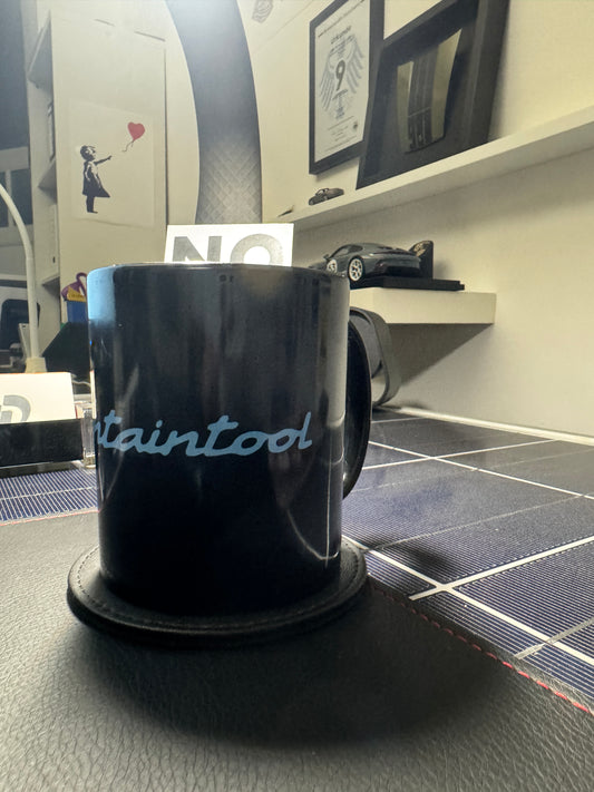 WERKNEUN - Schwarz glänzende Tasse mit Meissenblauen "Mountaintool" Schriftzug.