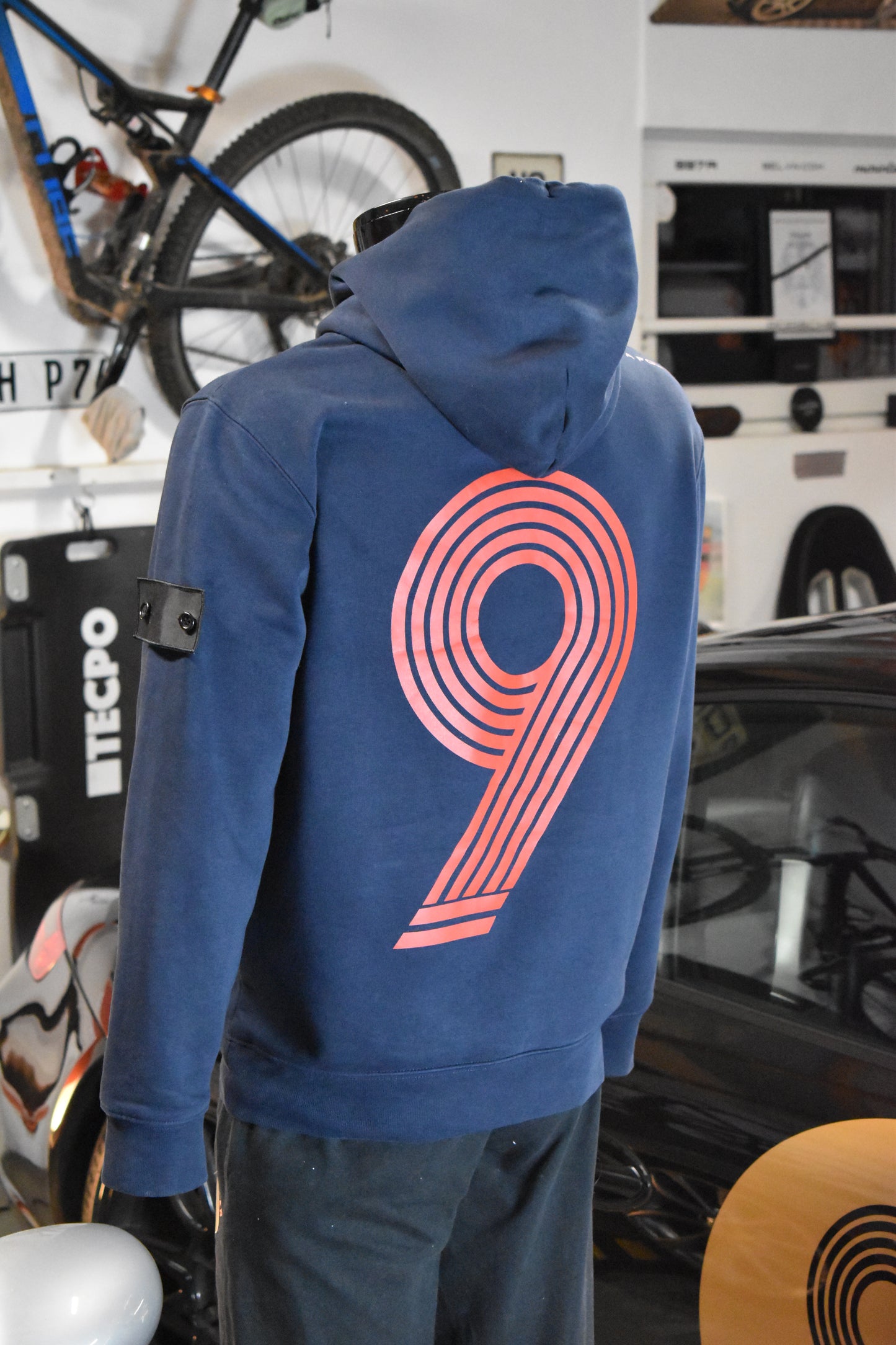 OUTLAW Hoodie mit besonderem Patch  – BANNED Edition in Navy Blue