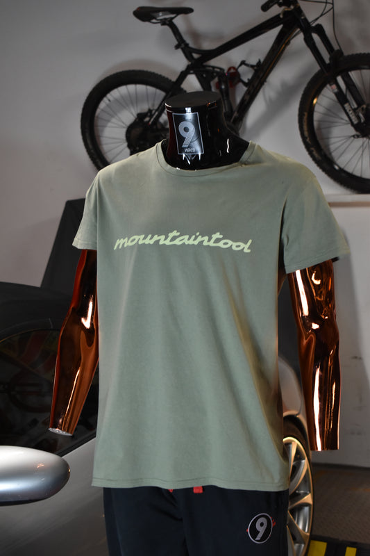 Mountaintool Edition T-Shirt – in Khaki Green mit Yellow Siebdruck