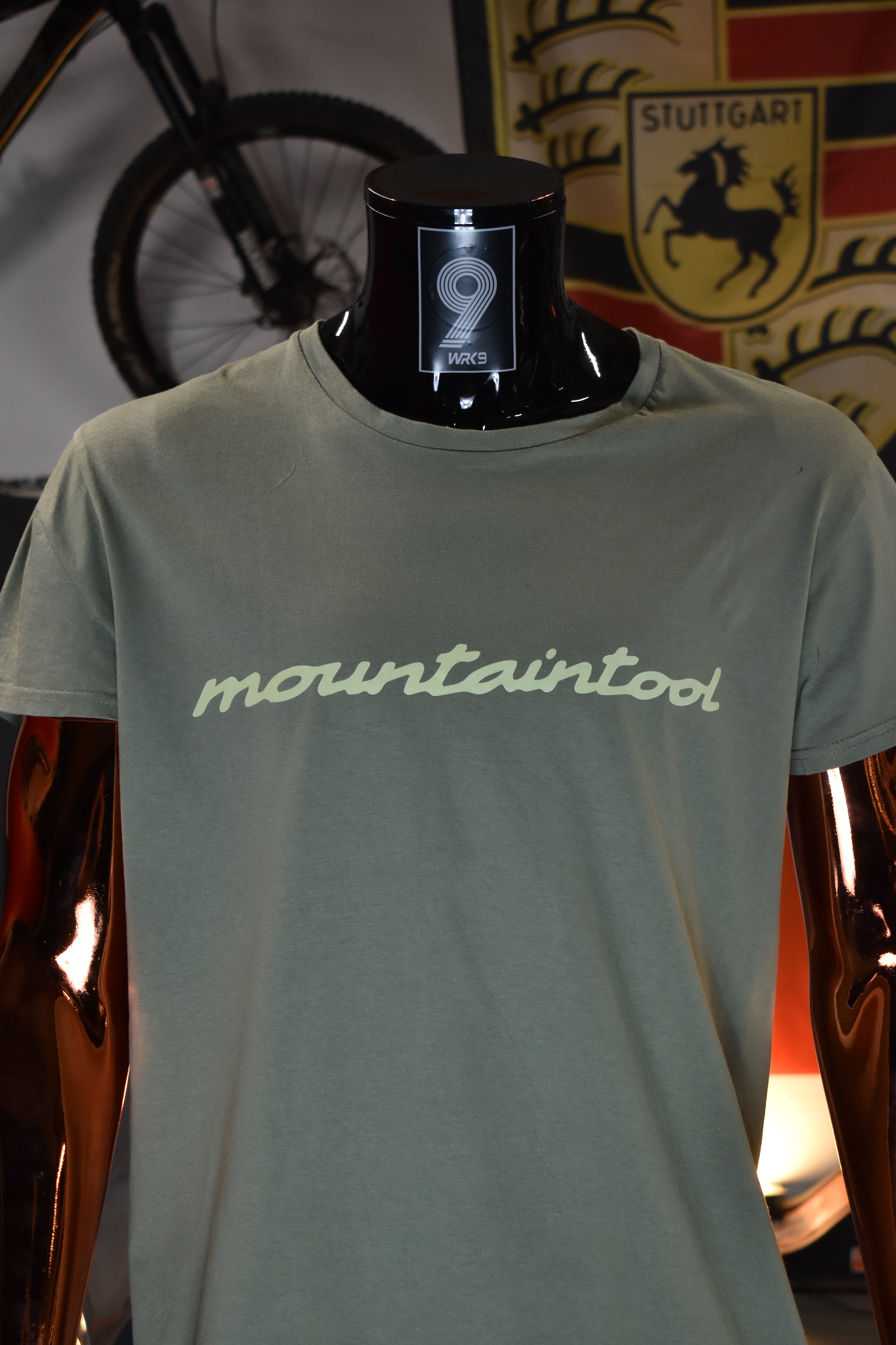 WERKNEUN - Schwarz glänzende Tasse mit Rotem "Mountaintool" Schriftzug.