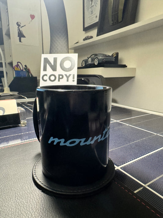 WERKNEUN - Schwarz glänzende Tasse mit Meissenblauen "Mountaintool" Schriftzug.